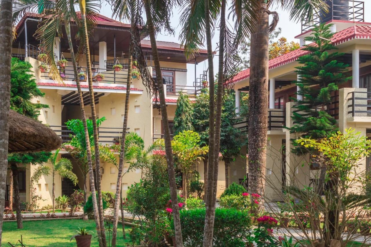 Royal Tiger Luxury Resort 4 Star Sauraha Exterior photo