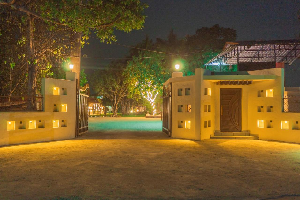 Royal Tiger Luxury Resort 4 Star Sauraha Exterior photo