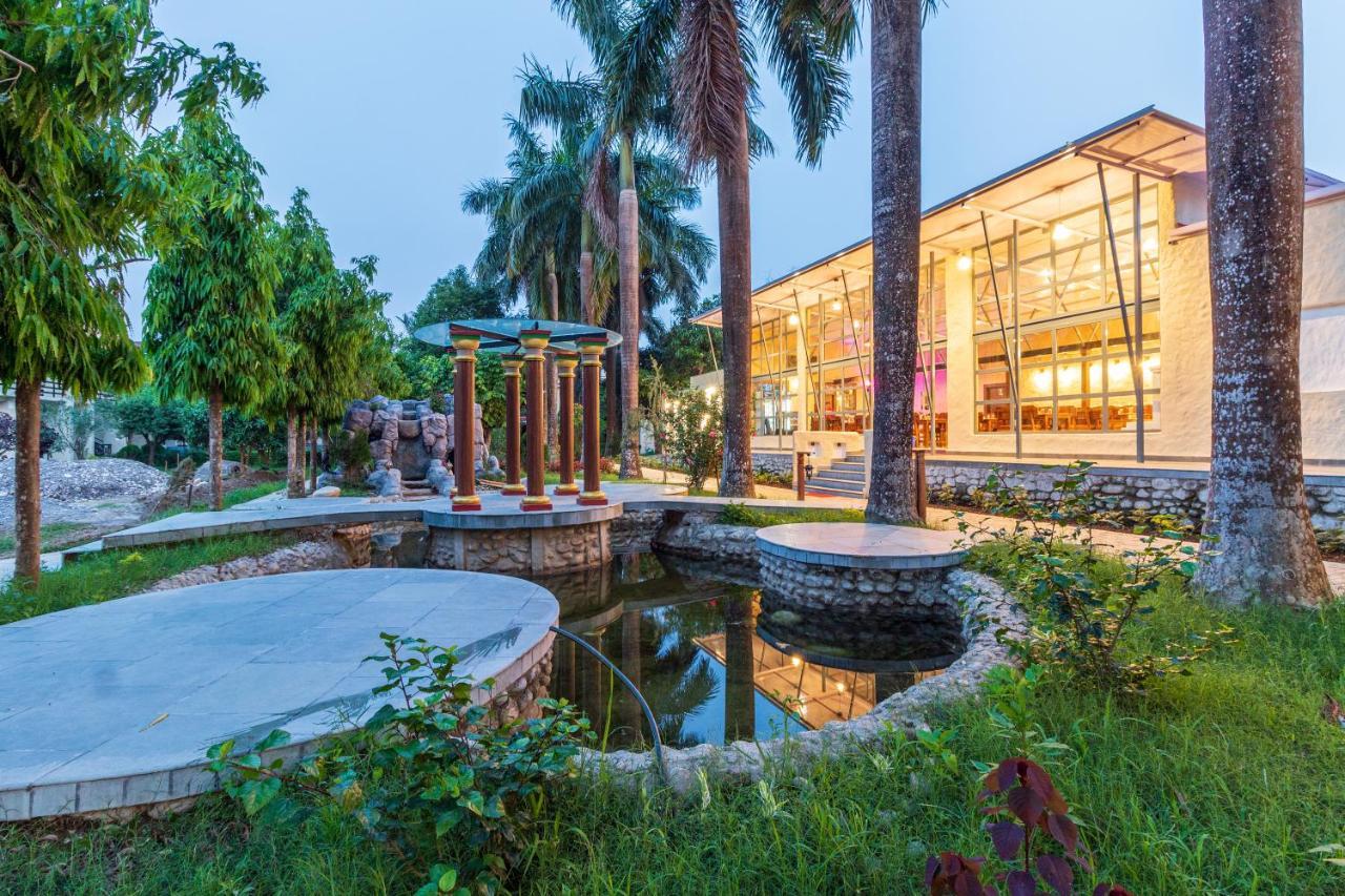 Royal Tiger Luxury Resort 4 Star Sauraha Exterior photo