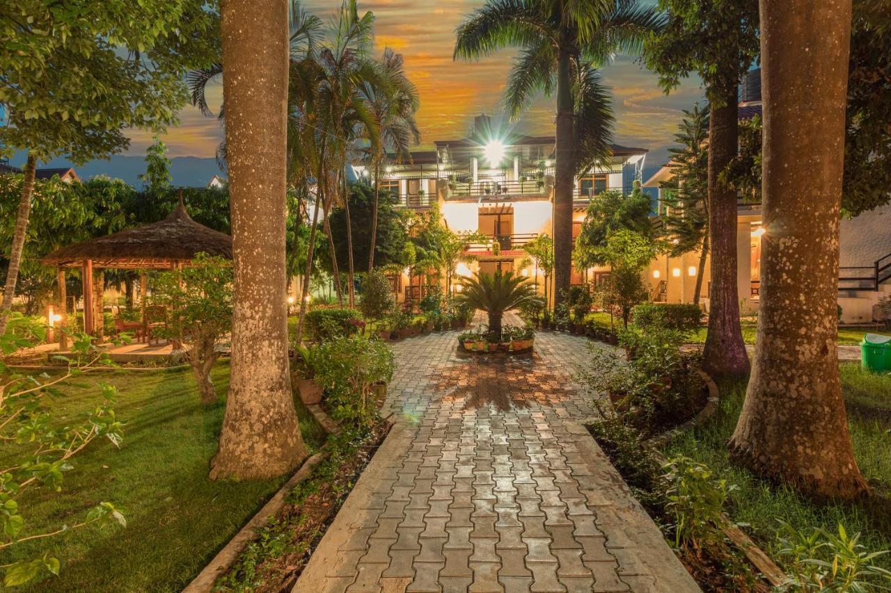 Royal Tiger Luxury Resort 4 Star Sauraha Exterior photo