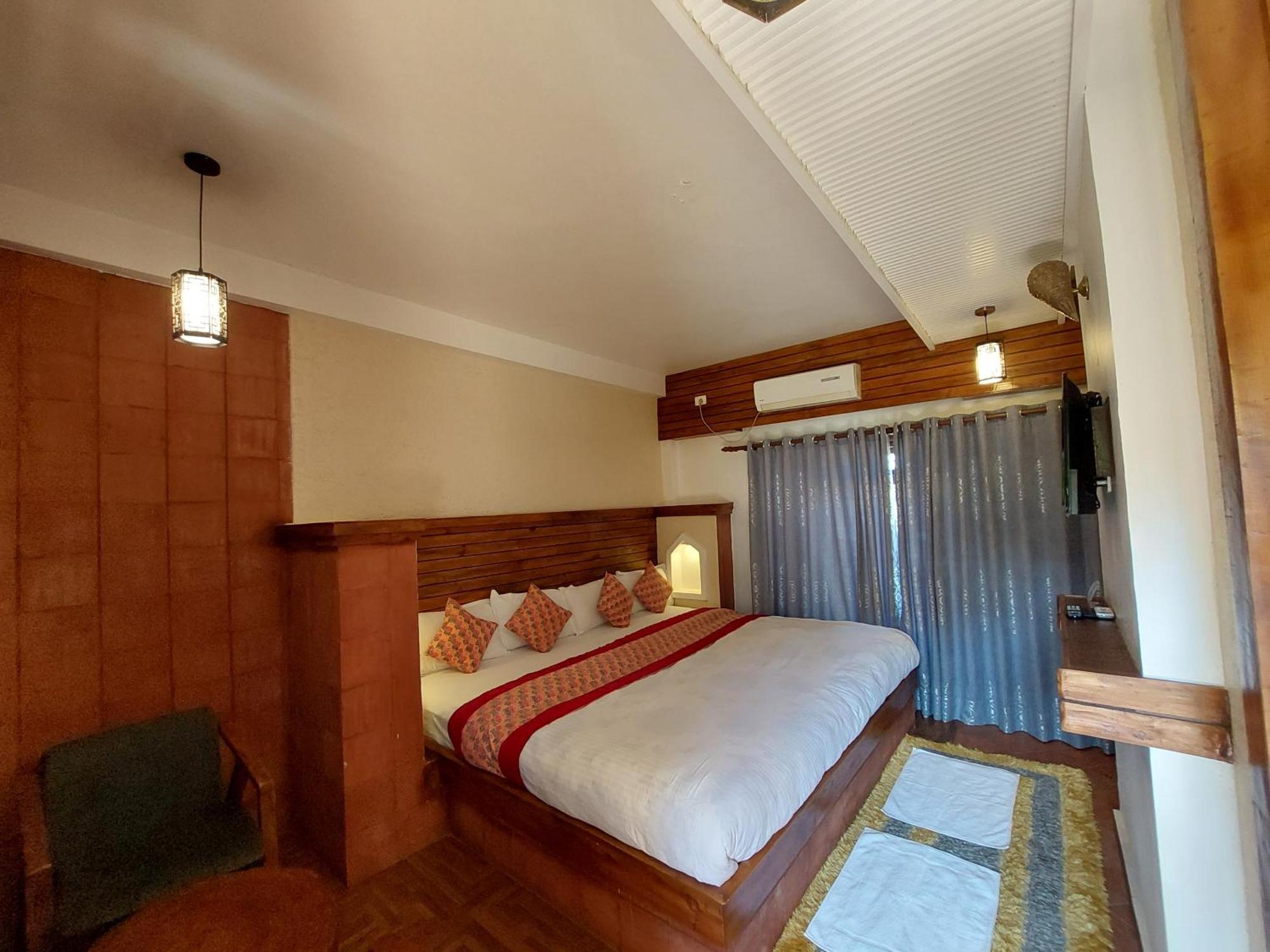 Royal Tiger Luxury Resort 4 Star Sauraha Exterior photo