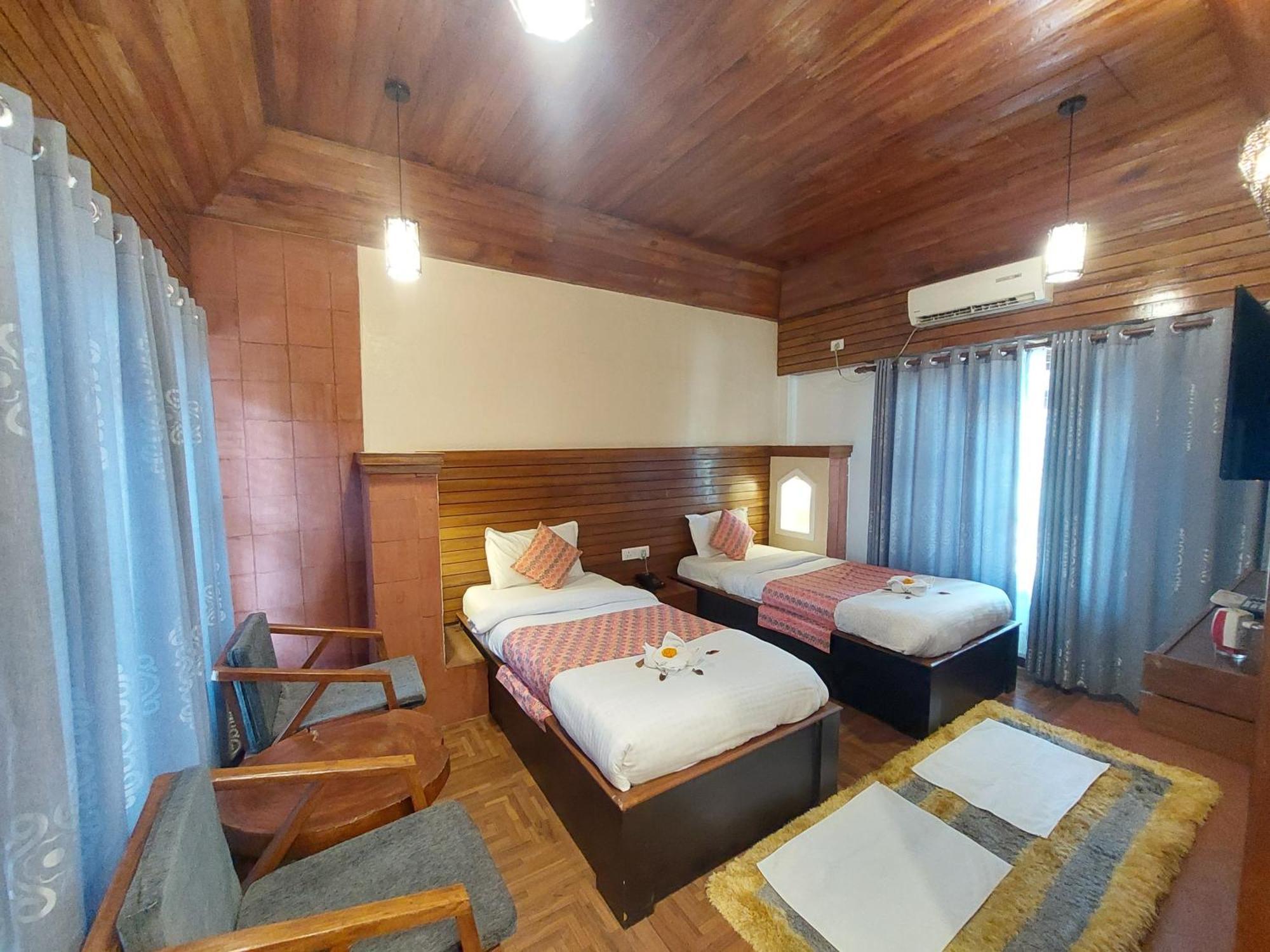 Royal Tiger Luxury Resort 4 Star Sauraha Exterior photo