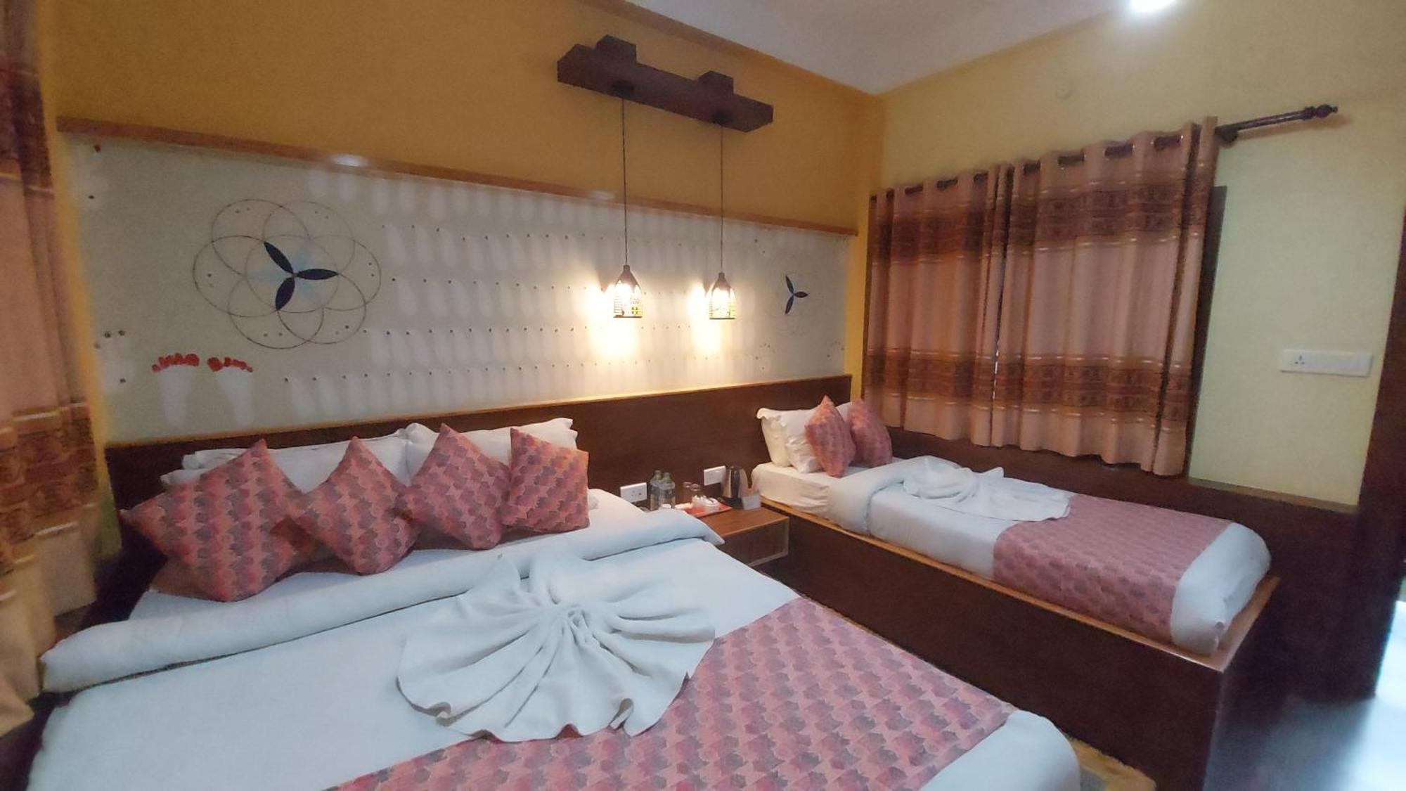 Royal Tiger Luxury Resort 4 Star Sauraha Exterior photo