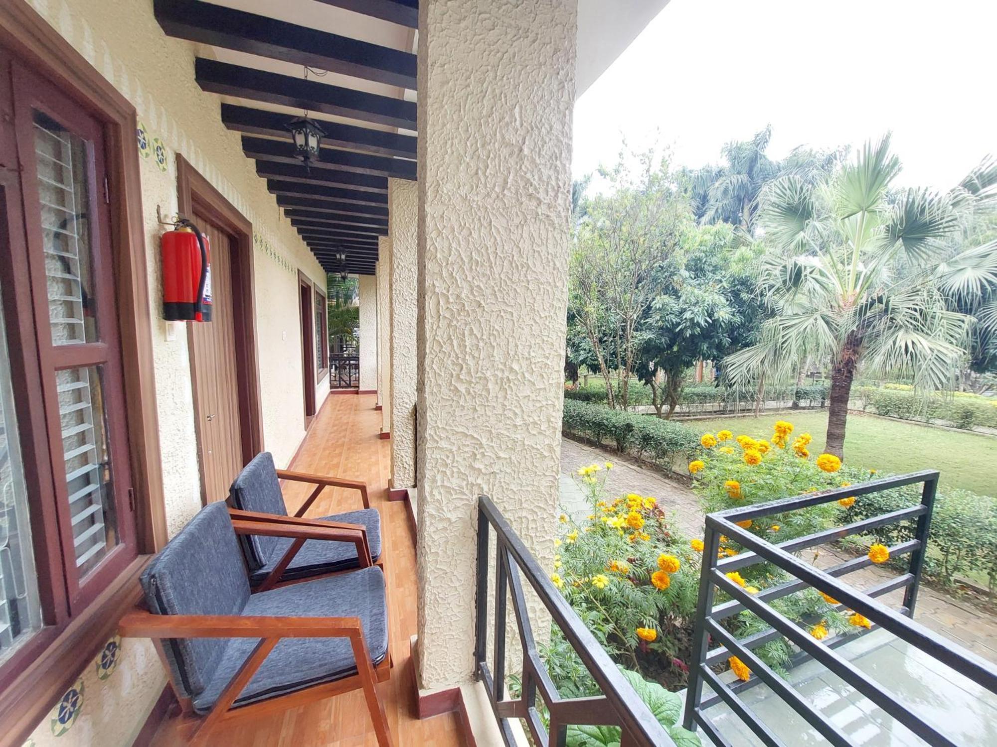 Royal Tiger Luxury Resort 4 Star Sauraha Exterior photo