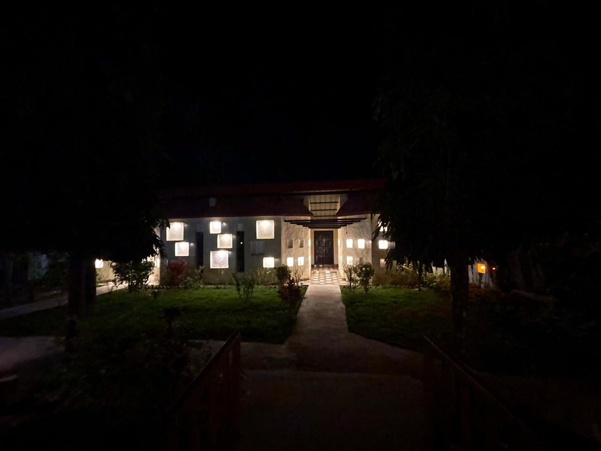 Royal Tiger Luxury Resort 4 Star Sauraha Exterior photo