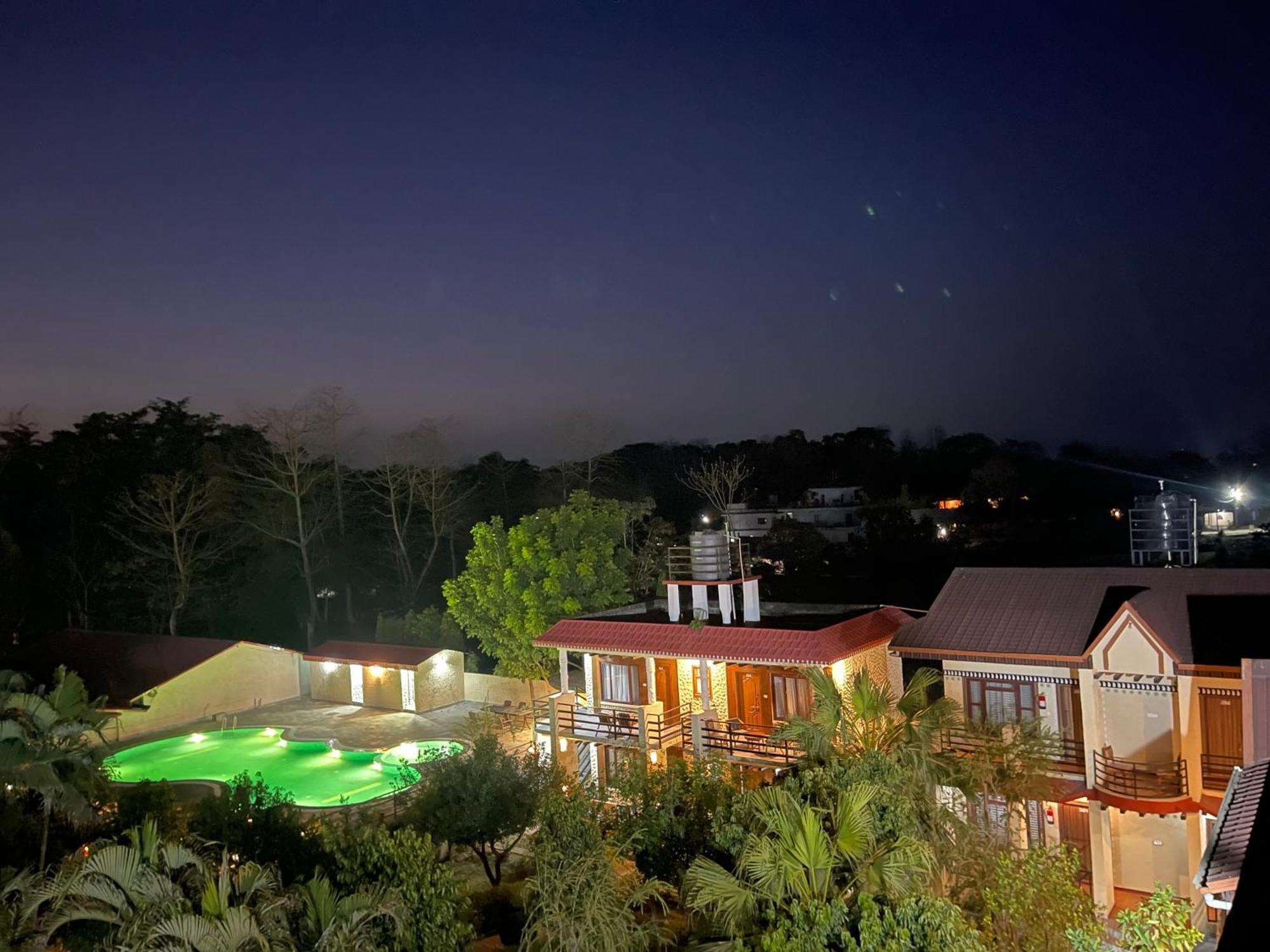 Royal Tiger Luxury Resort 4 Star Sauraha Exterior photo
