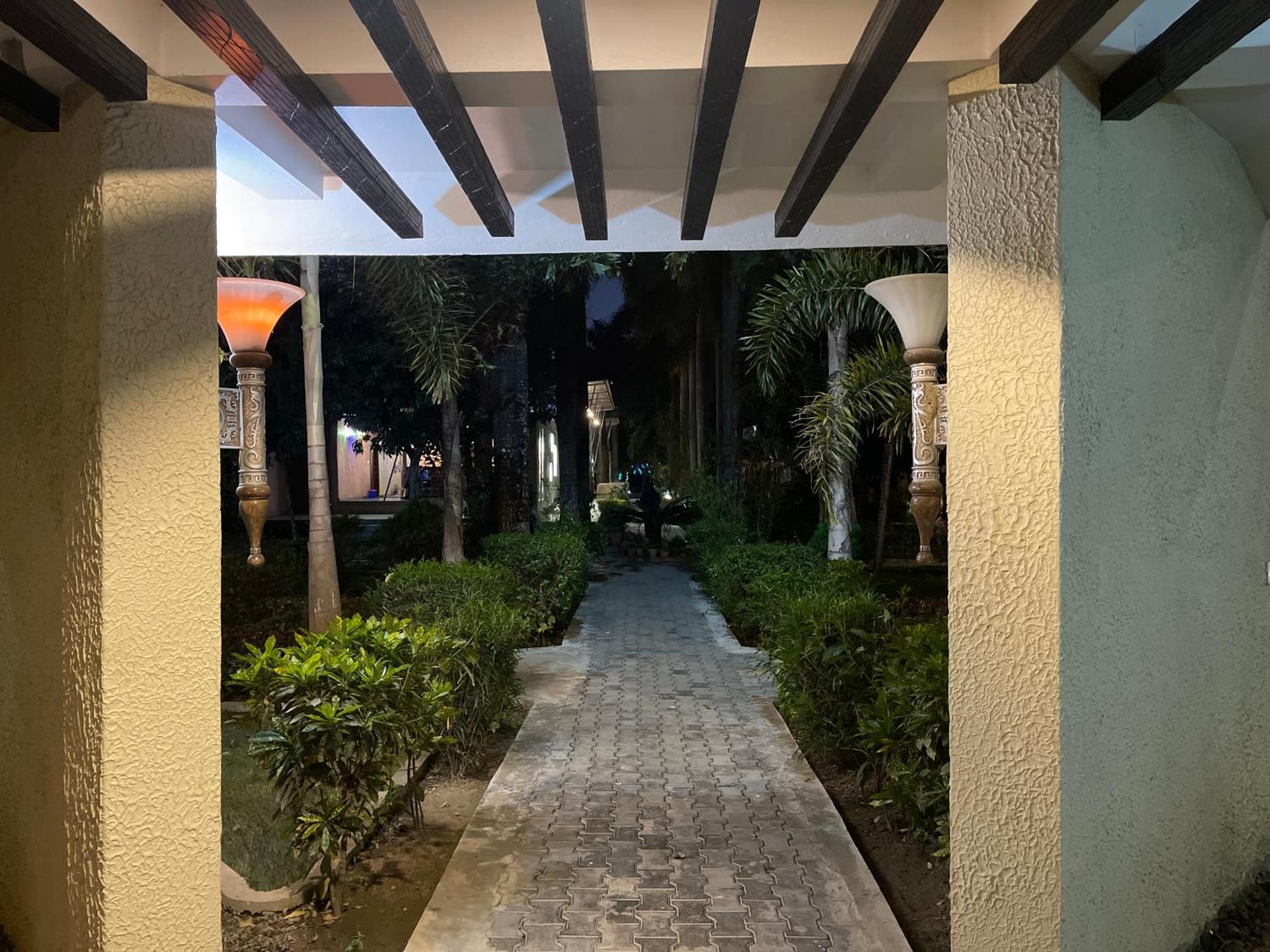 Royal Tiger Luxury Resort 4 Star Sauraha Exterior photo