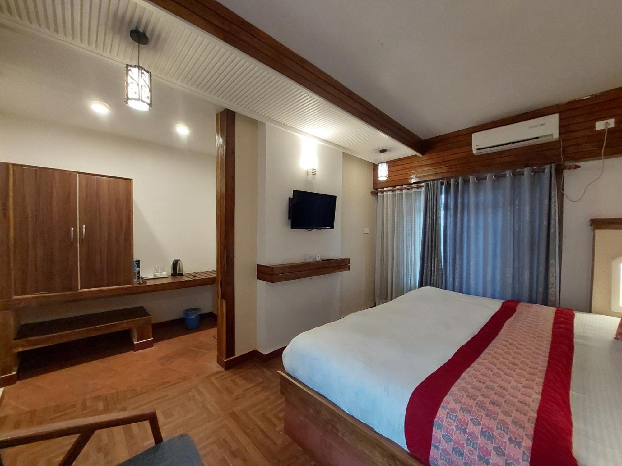 Royal Tiger Luxury Resort 4 Star Sauraha Exterior photo