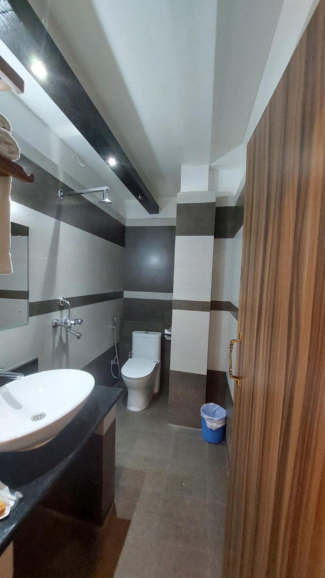 Royal Tiger Luxury Resort 4 Star Sauraha Exterior photo