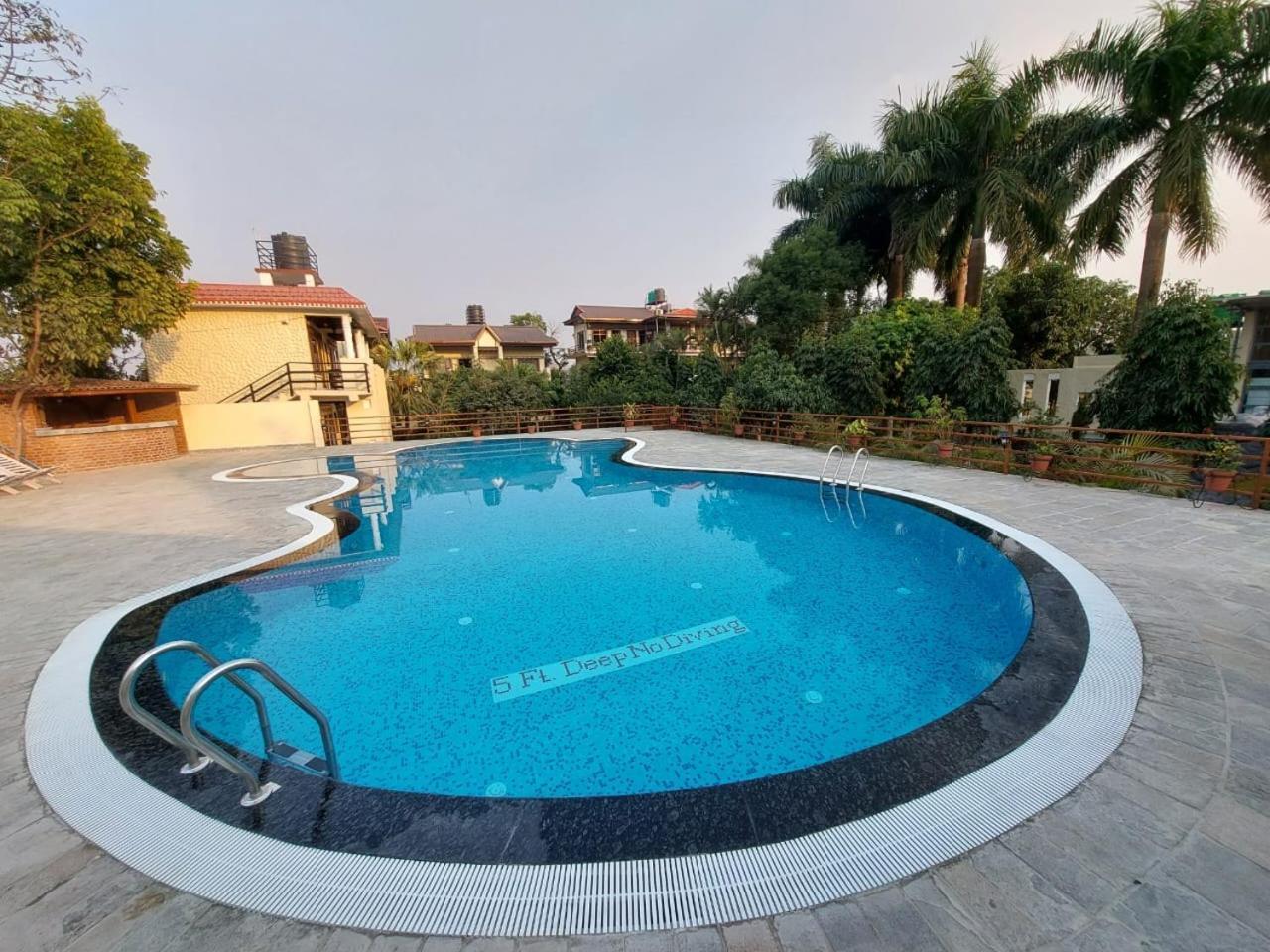 Royal Tiger Luxury Resort 4 Star Sauraha Exterior photo