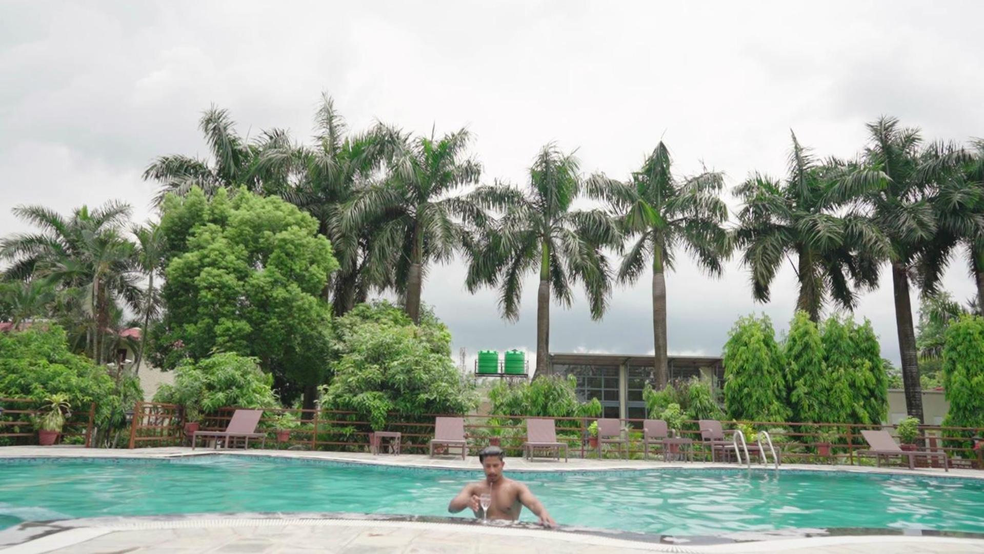 Royal Tiger Luxury Resort 4 Star Sauraha Exterior photo