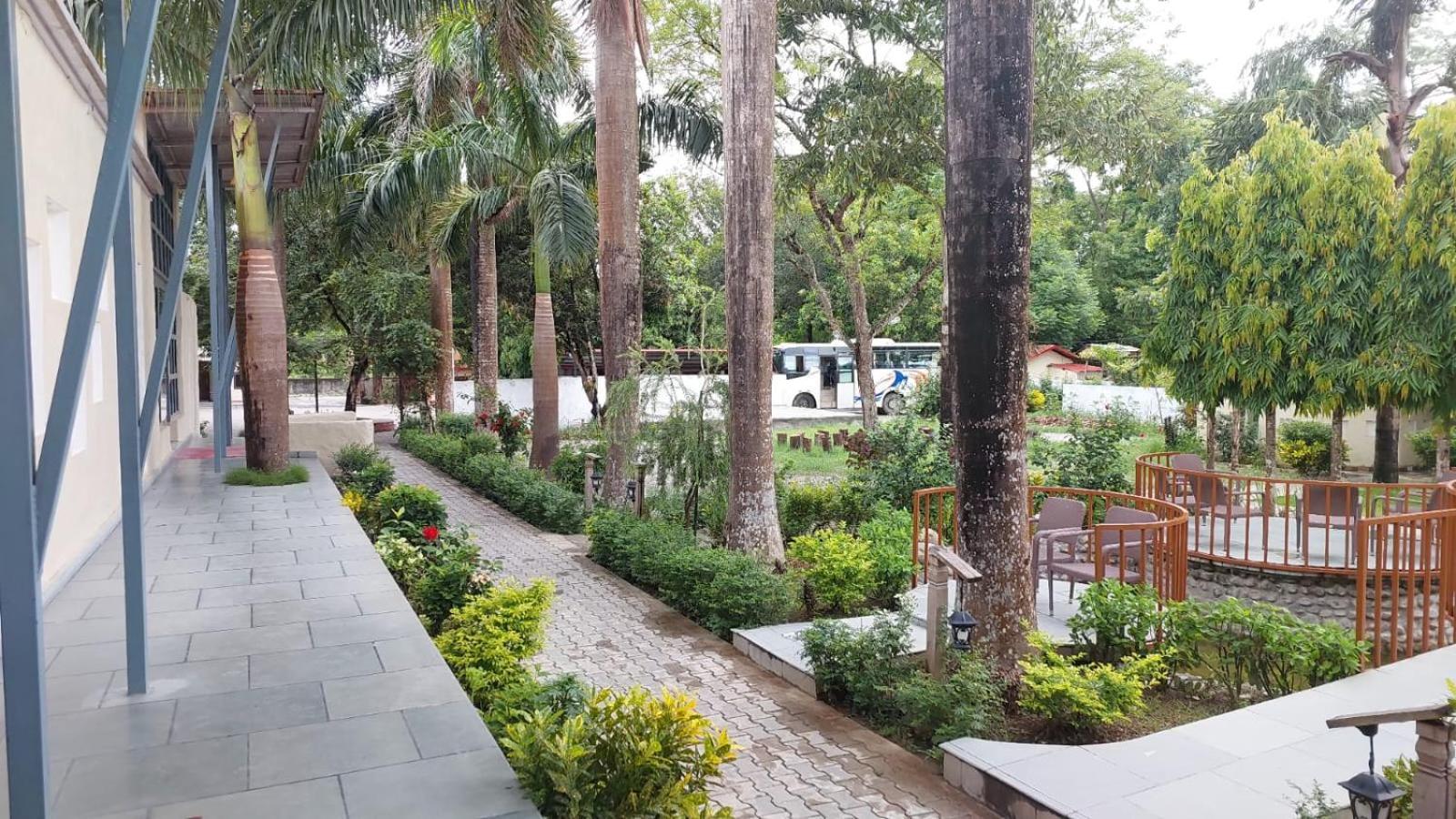 Royal Tiger Luxury Resort 4 Star Sauraha Exterior photo
