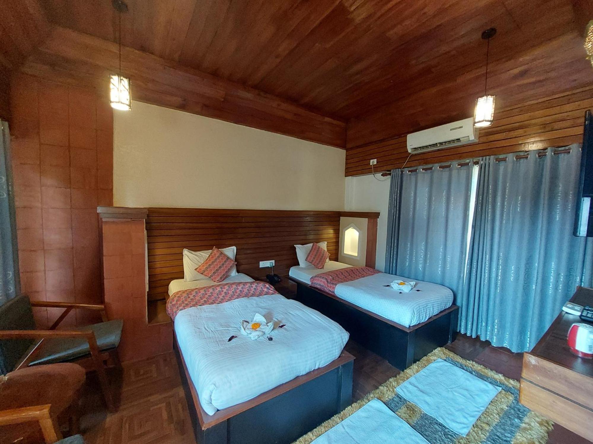 Royal Tiger Luxury Resort 4 Star Sauraha Exterior photo
