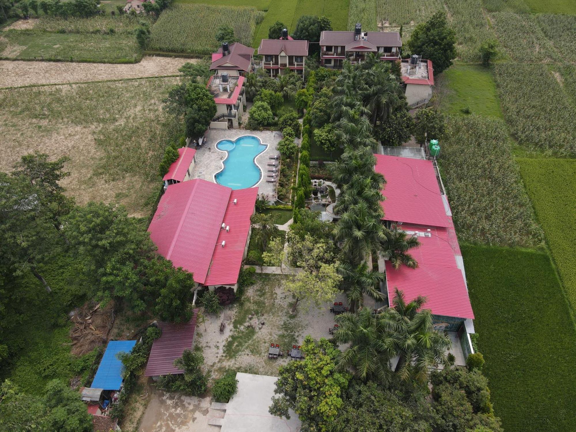 Royal Tiger Luxury Resort 4 Star Sauraha Exterior photo